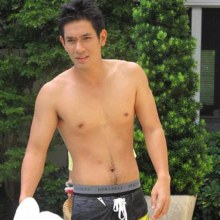 อ๋อม อรรคพันธ์ -โชว์หุ่นล่ำ