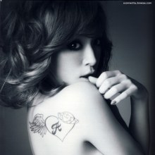 อายูมิ ฮามาซากิ (Ayumi Hamasaki) ถ่ายแบบโชว์หวิวเปลือยกายท่อนบน