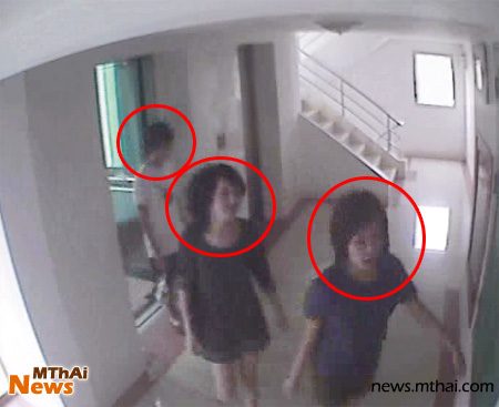 3 คน แรกเดินออกมาจากลิฟท์