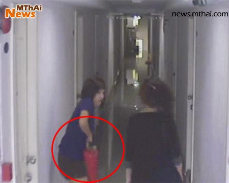 ใช้ถังดับเพลิงเคาะประตูห้อง  สันคาน