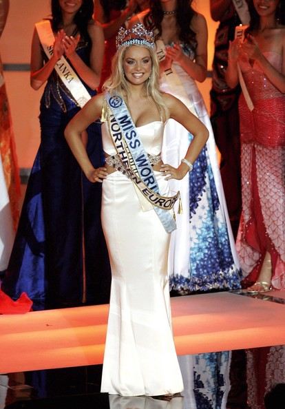 เห็นชุดราตรีประเทศไทยด้วย