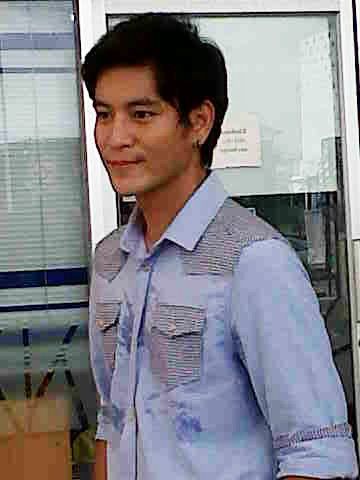 พี่บอล หรือ พี่ติ๊ก นี่