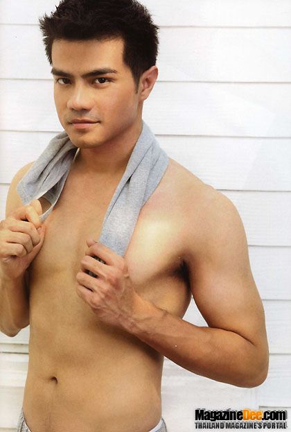 ณยศ เสาว์ทองหยุ่น