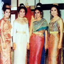 นางงามกับชุดประจำชาติไทยสมัยในงานเอ็กซ์โปร์ ’70 ที่ประเทศญี่ปุ่น