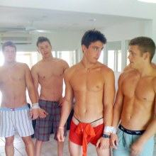 หนุ่มๆเขาทำอะไรกันนี่