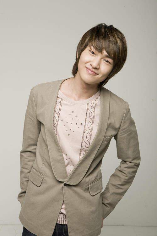 อันดับ 9 โอนิว (Onew) จากวง SHINee