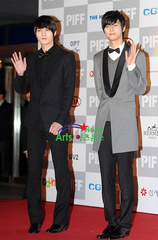 2 หนุ่ม ซ้าย 9/10 ขวา 7/10 สูทยาวไปไหม