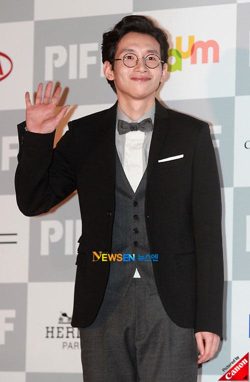 เอาแว่นออกจะหล่อกว่านี้ 7/10