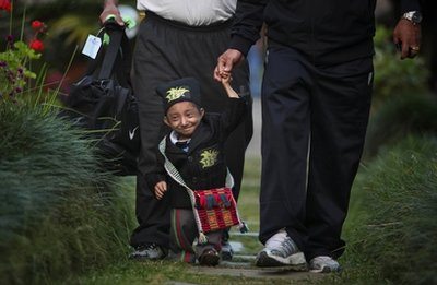 Pic )) หนุ่ม เนปาล ครองตำแหน่ง ชายตัวเล็กที่สุดในโลก!!
