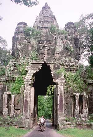 10 - Ankor Wat : the largest temple in history