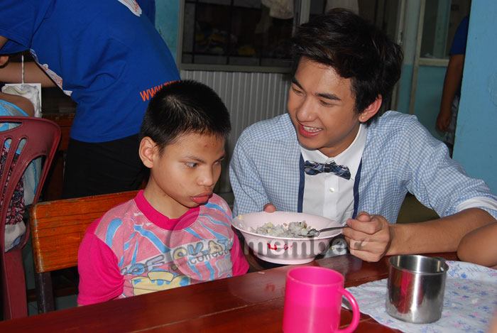 'เซน' ควงแฟนคลับทำบุญฉลองวันเกิดปีที่ 20