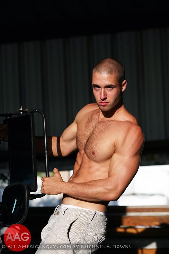 Keira Knightley ในร่างผู้ชาย นาม Jon Sotirios