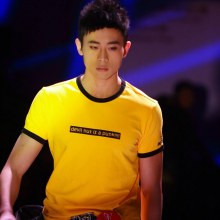 บนเวทีหนุ่มจีน