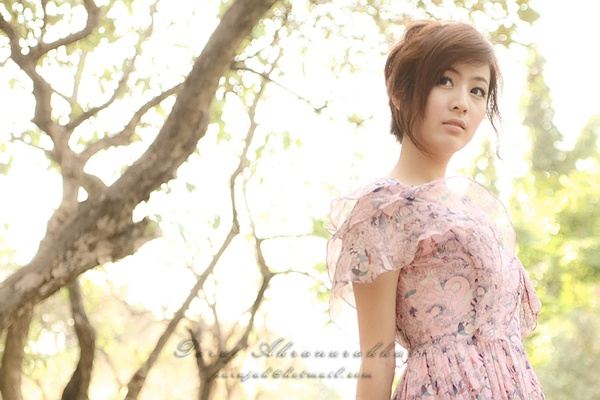 ลองของ 2 2551 ปิดเทอมฤดูร้อนหวนมาอีกครั้ง พร้อมกับมิตรภาพของหกสหายแก๊งป่วนอย่าง ต๊ะ, ปอ, คิ้ม, แต, นุช, และโก้ การรวมตัวกันครั้งนี้มีจุดหมายที่บ้านสวนของครูสาวคนสวยนาม 'พนอ' ผู้ซึ่งเป็นทั้งครูและแม่เลี้ยงของต๊ะ บรรยากาศอบอุ่นใต้แสงดาวควรจะเป็นฉากของความทรงจำแสนหวาน หากแต่ดวงจันทร์ในคืนนั้นกลับกลายเป็นพยานของเหตุการณ์สุดสยอง เมื่อม่านความลับดำมืดในอดีตที่ครูพนอเคยถูกกระทำด้วย "มนต์ดำ" จนเสียสติ ได้ถูกเปิดออกอีกครั้ง และในค่ำคืนนั้น…ครูที่รักของพวกเขาก็ลุกขึ้นใช้ไสยศาสตร์ชำระแค้นศิษย์รักทุกคนอย่างบ้าคลั่ง นำไปสู่การนองเลือดและเสียงหวีดร้องแห่งความตายที่มิอาจลืมเลือนได้ตลอดกาล 4 113889 qgmrm1 7.n