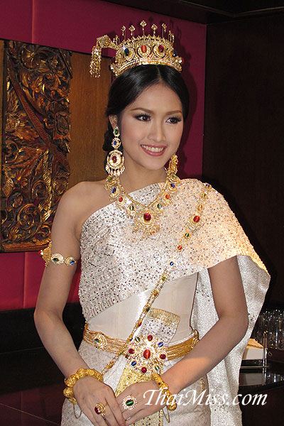 น้องเดียร์ ร่วมชิงมงกุฎ Miss International 2010 ณ เมืองเฉินตู ประเทศจีน