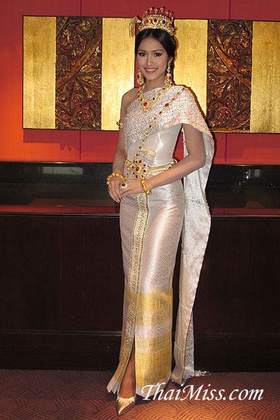 น้องเดียร์ ร่วมชิงมงกุฎ Miss International 2010 ณ เมืองเฉินตู ประเทศจีน