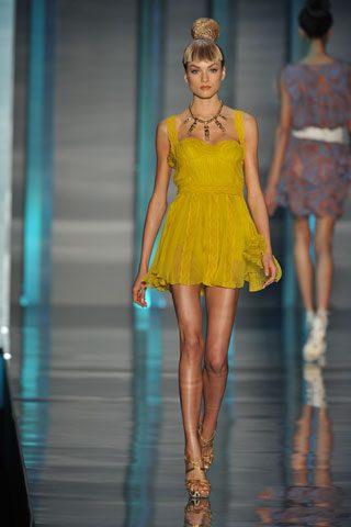 อั้ม พัชราภา เจ้าแม่แฟชั่นเมืองไทยตัวจริงกับชุดเวอร์ซาเช่