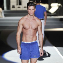 หนุ่ม Shirtless เซ็กซี่ บน Runway