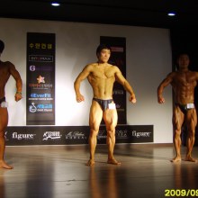 หนุ่มหุ่นบึ้ก ขึ้นเวทีประชันอวดกัน