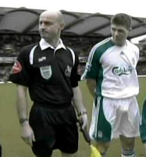 นักฟุตบอล หล่อๆยกทีมมาโชว์ตุง