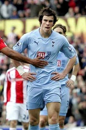 นักฟุตบอล หล่อๆยกทีมมาโชว์ตุง