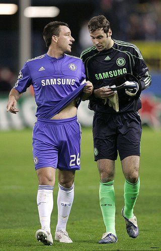 นักฟุตบอล หล่อๆยกทีมมาโชว์ตุง