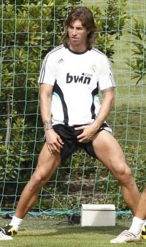 นักฟุตบอล หล่อๆยกทีมมาโชว์ตุง