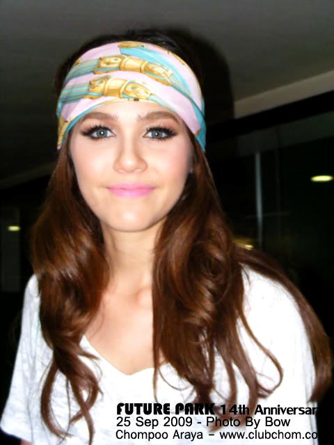 ชมพู่ และ อั้ม กับการเป็นโชว์เกิร์ลสาวสุดเซ็กซี่