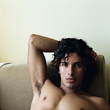 หนุ่มผมยาวนายนี้ เป็นที่นิยมของวงการถ่ายแบบคับ