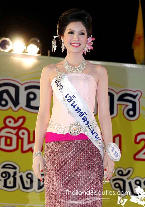 ก่อนมาเป็นนางสาวไทย 2553 เธอคือ สาวงามนครพิงค์ 2551 - กฤชภร หอมบุญญาศักดิ์