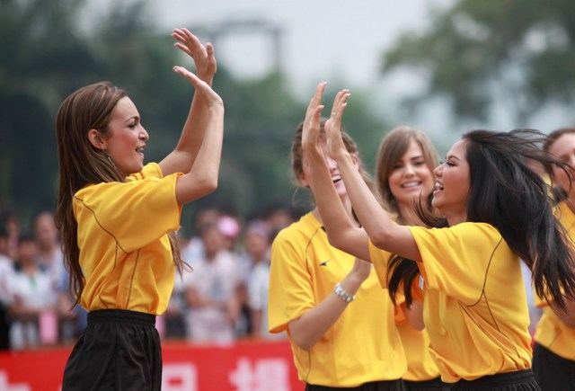 หนูสิ เตะฟุตบอล Miss World 2010 playing soccer