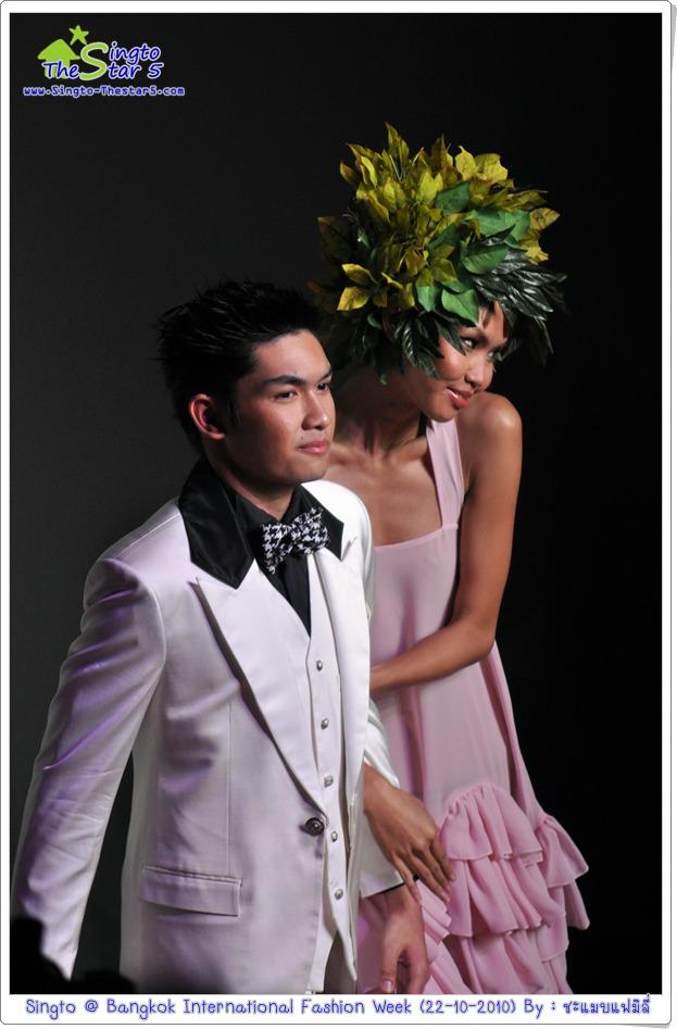 สิงโต เดินแบบในงานBIFW @ Siam Paragon