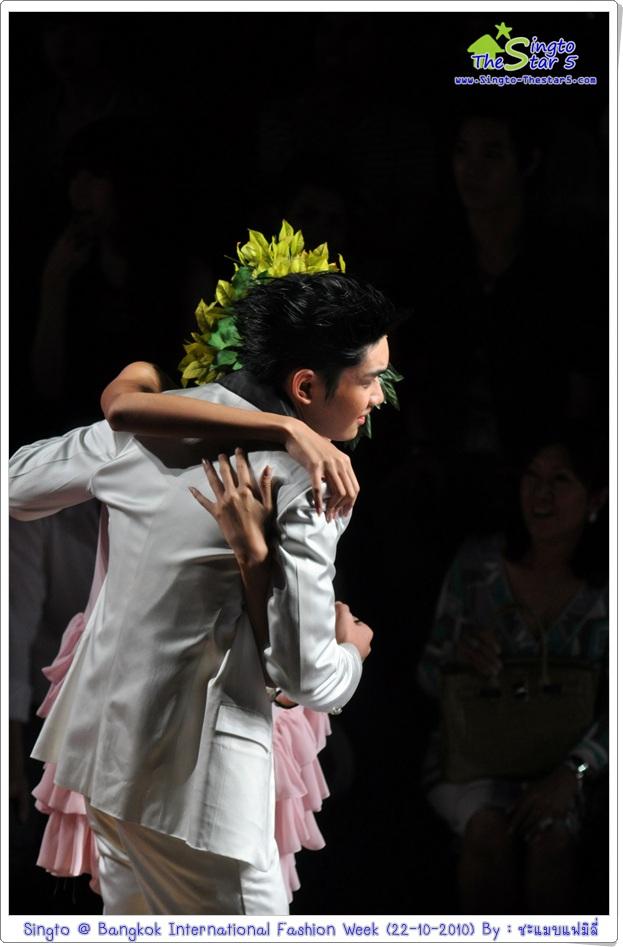 สิงโต เดินแบบในงานBIFW @ Siam Paragon