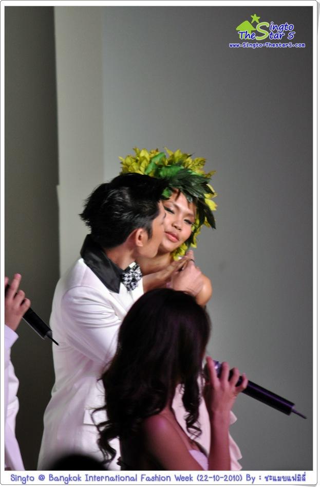 สิงโต เดินแบบในงานBIFW @ Siam Paragon