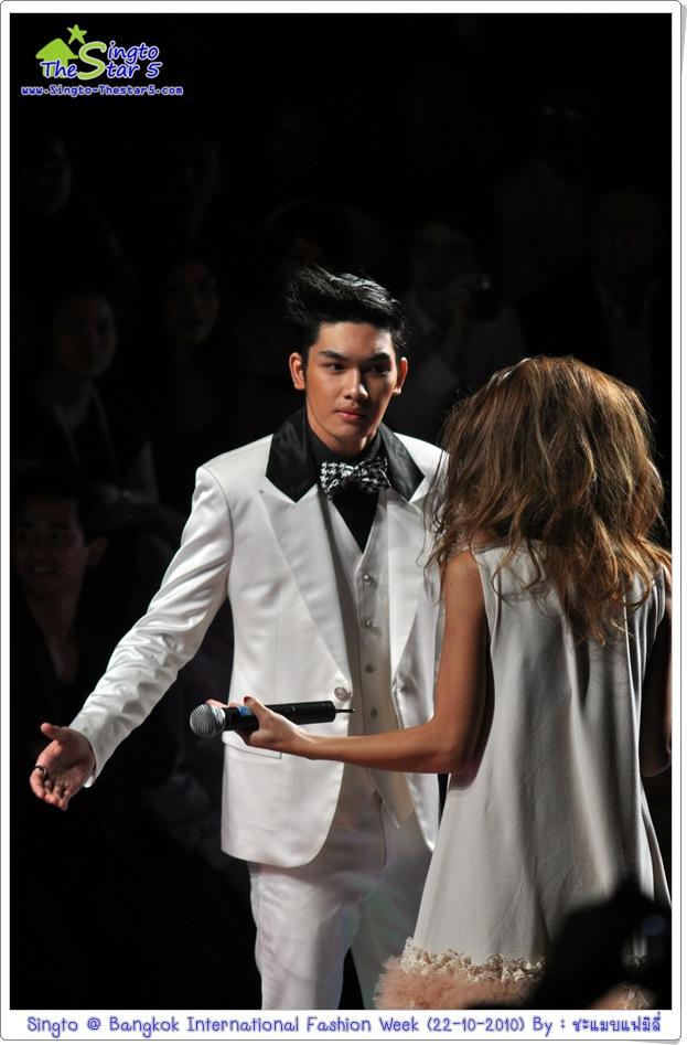 สิงโต เดินแบบในงานBIFW @ Siam Paragon