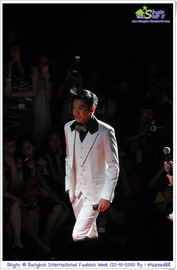 สิงโต เดินแบบในงานBIFW @ Siam Paragon