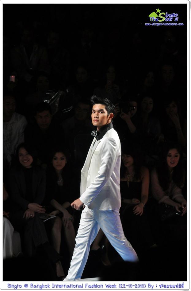 สิงโต เดินแบบในงานBIFW @ Siam Paragon