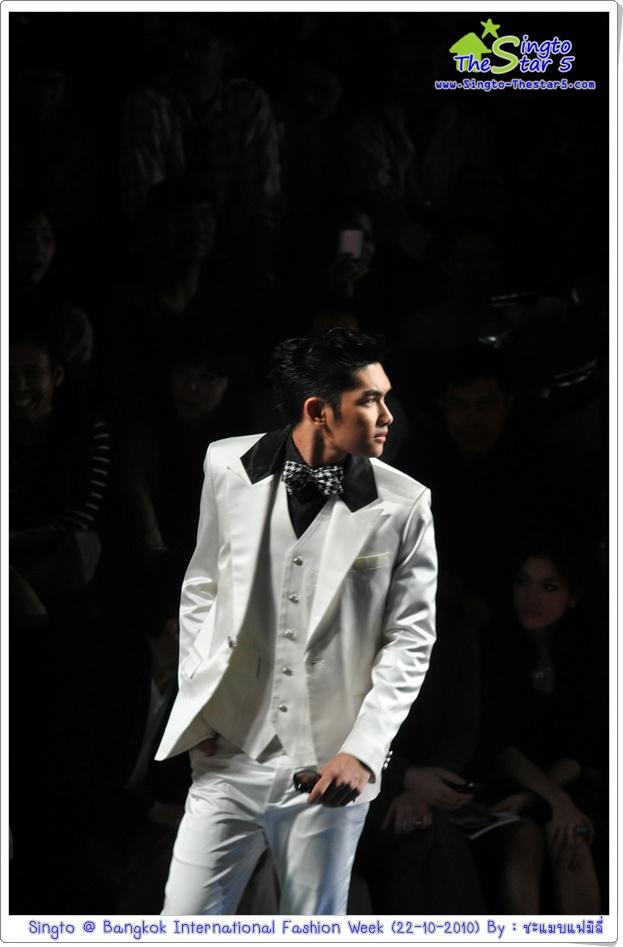 สิงโต เดินแบบในงานBIFW @ Siam Paragon