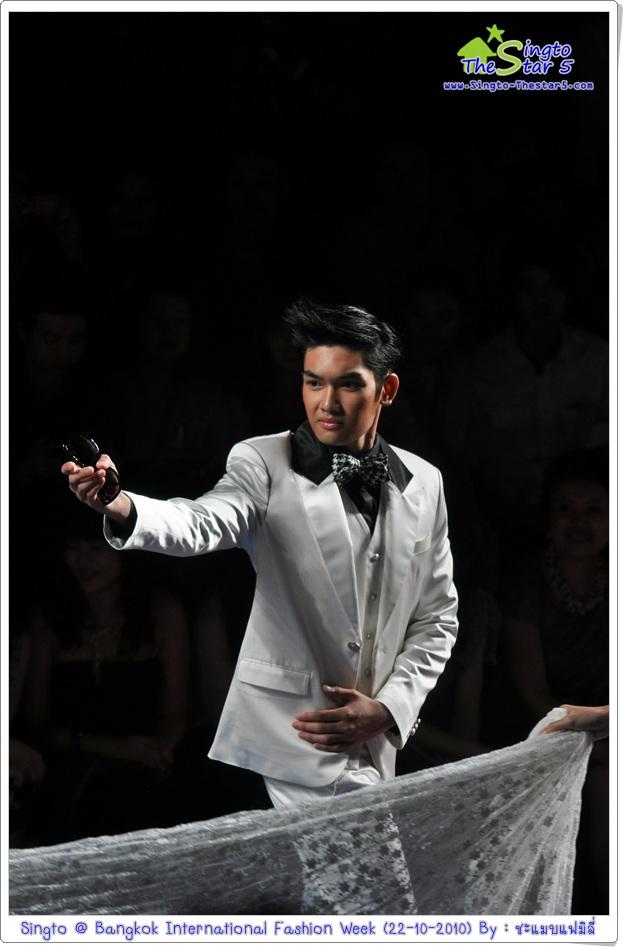 สิงโต เดินแบบในงานBIFW @ Siam Paragon