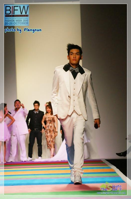 สิงโต เดินแบบในงานBIFW @ Siam Paragon