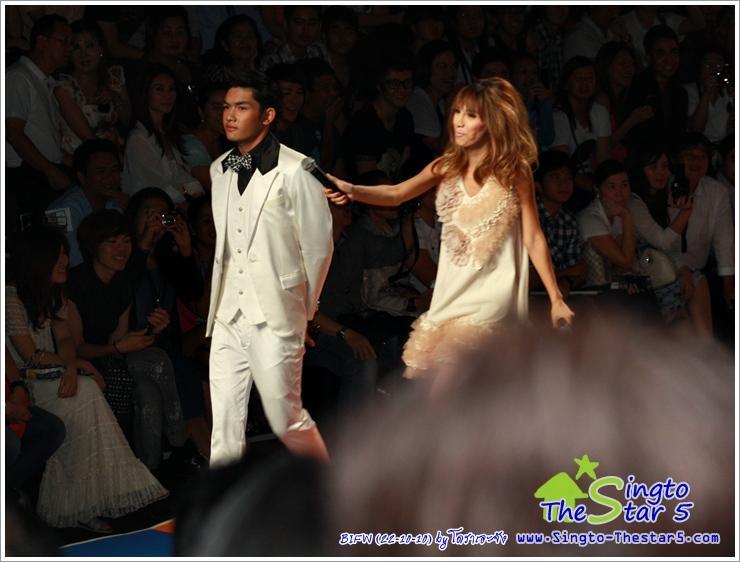 สิงโต เดินแบบในงานBIFW @ Siam Paragon