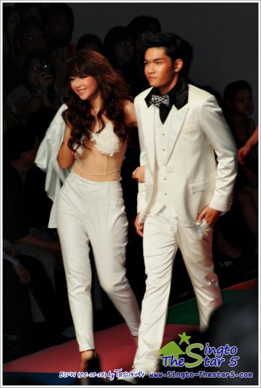 สิงโต เดินแบบในงานBIFW @ Siam Paragon