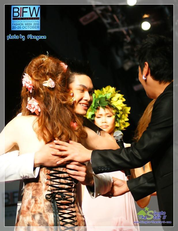 สิงโต เดินแบบในงานBIFW @ Siam Paragon