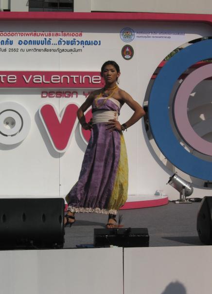 แฟชั่นโชว์นำทีมโดย น้องแจ๊ส มิสทิฟฟานี่