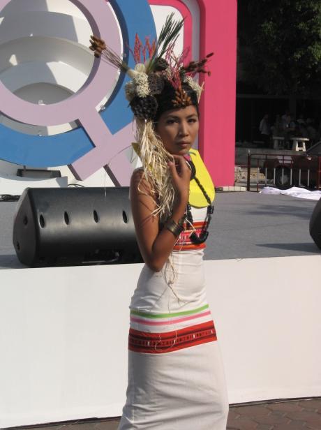 แฟชั่นโชว์นำทีมโดย น้องแจ๊ส มิสทิฟฟานี่