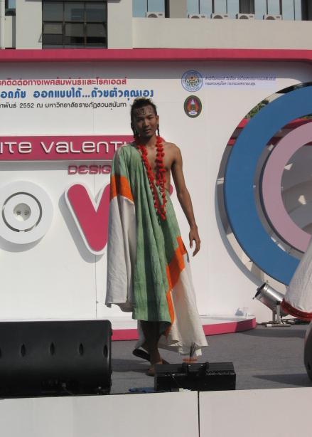 แฟชั่นโชว์นำทีมโดย น้องแจ๊ส มิสทิฟฟานี่