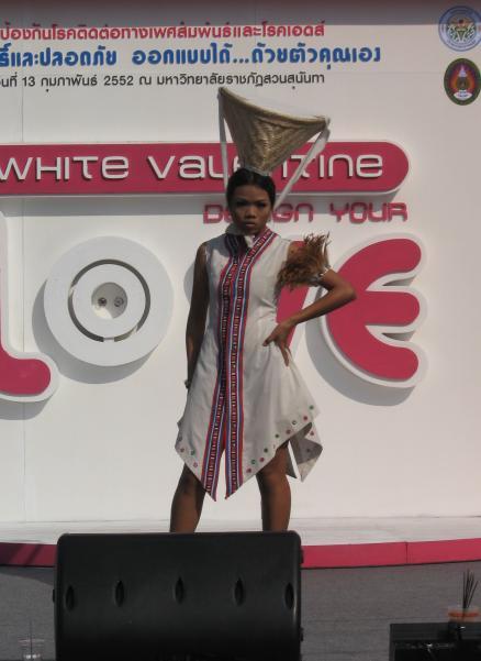 แฟชั่นโชว์นำทีมโดย น้องแจ๊ส มิสทิฟฟานี่