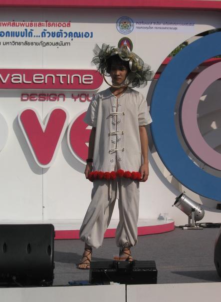 แฟชั่นโชว์นำทีมโดย น้องแจ๊ส มิสทิฟฟานี่