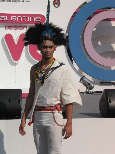 แฟชั่นโชว์นำทีมโดย น้องแจ๊ส มิสทิฟฟานี่