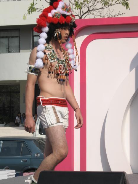 แฟชั่นโชว์นำทีมโดย น้องแจ๊ส มิสทิฟฟานี่